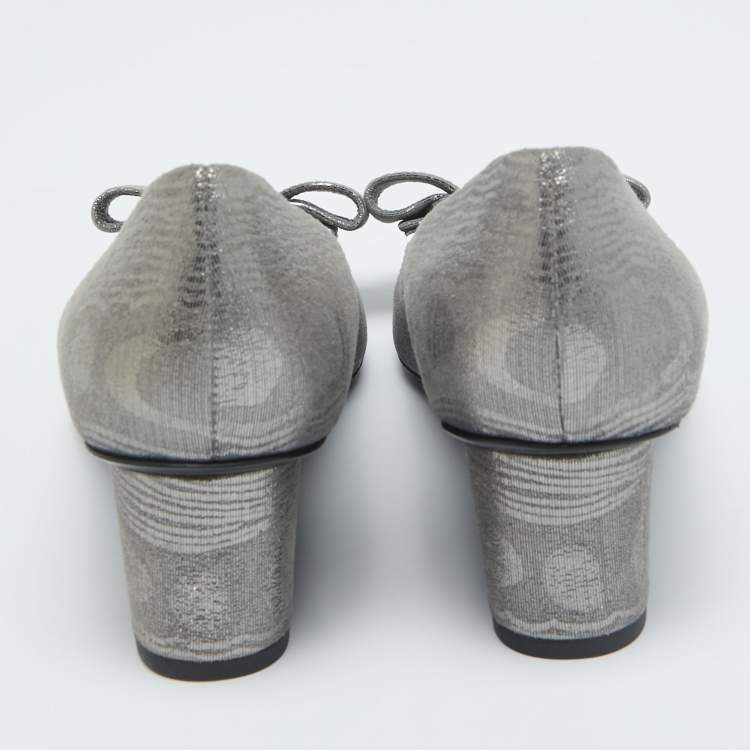 مملوكة مسبقًا Salvatore Ferragamo Silver Texture Suede Vara Bow Pumps Size 36.5