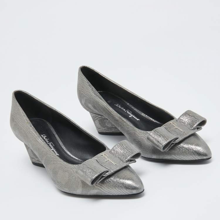 مملوكة مسبقًا Salvatore Ferragamo Silver Texture Suede Vara Bow Pumps Size 36.5