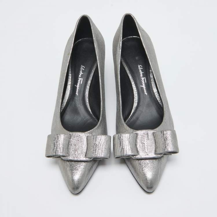 مملوكة مسبقًا Salvatore Ferragamo Silver Texture Suede Vara Bow Pumps Size 36.5