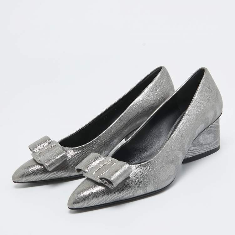 مملوكة مسبقًا Salvatore Ferragamo Silver Texture Suede Vara Bow Pumps Size 36.5