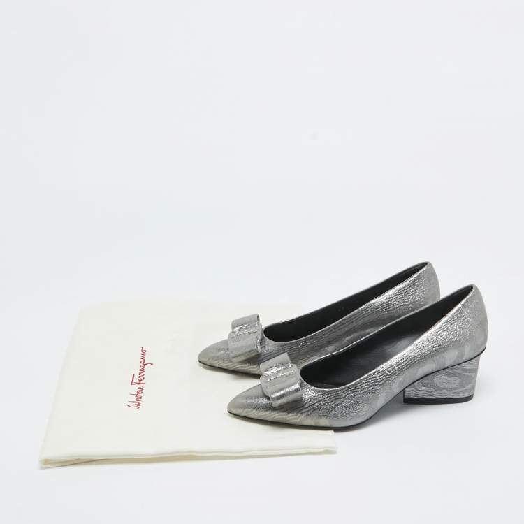 مملوكة مسبقًا Salvatore Ferragamo Silver Texture Suede Vara Bow Pumps Size 36.5