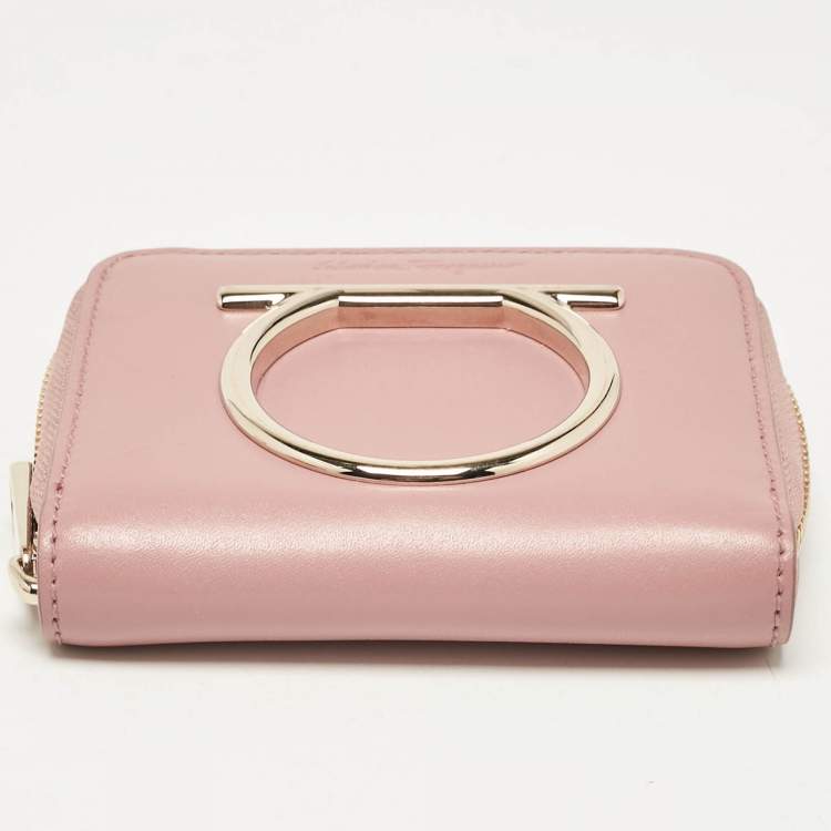 مملوكة مسبقًا Salvatore Ferragamo Pink Leather Gancio Zip Compact Wallet
