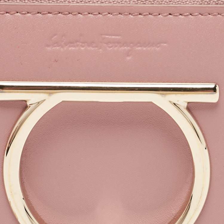 مملوكة مسبقًا Salvatore Ferragamo Pink Leather Gancio Zip Compact Wallet