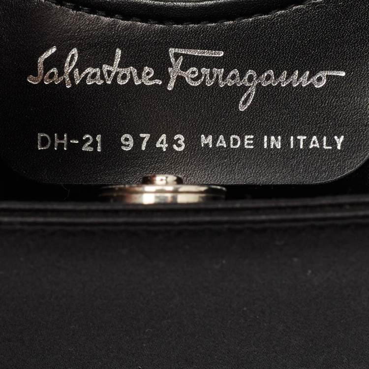 مملوكة مسبقًا Salvatore Ferragamo Black Satin Frame Shoulder Bag