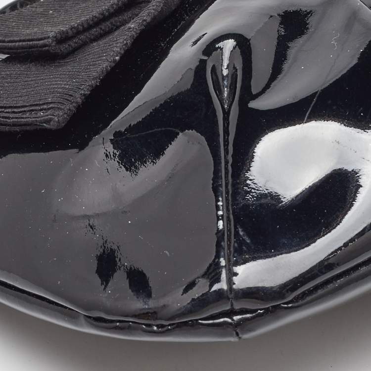 Pre Owned Salvatore Ferragamo Black Patent Leather Vara Bow Shoulder Bag
