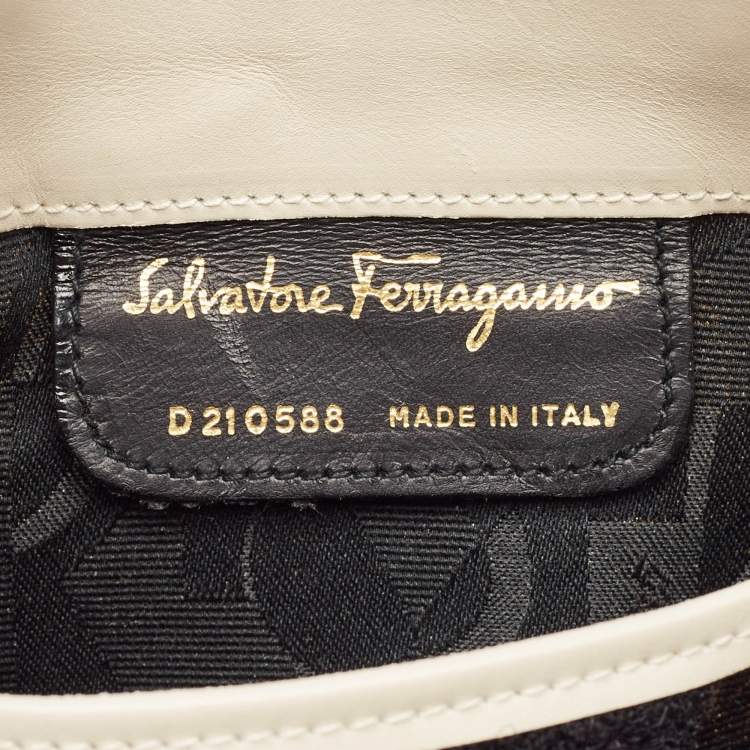Pre Owned Salvatore Ferragamo Off White Leather Vara Bow Crossbody Bag