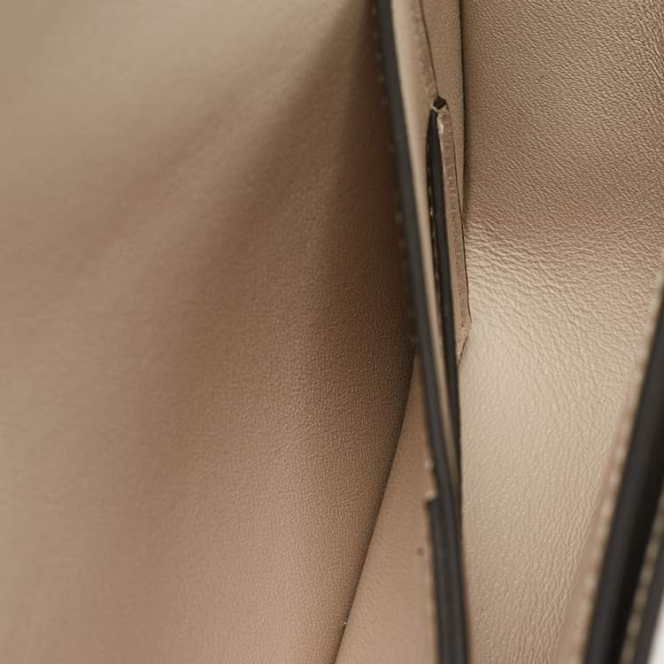Pre Owned Salvatore Ferragamo Ivory Leather Trapezio Shoulder Bag