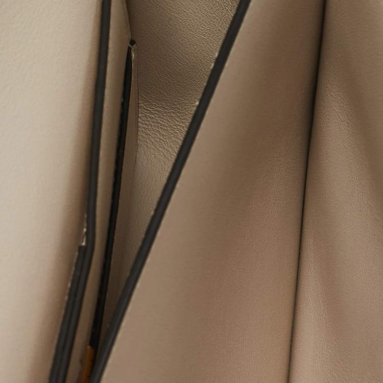 Pre Owned Salvatore Ferragamo Ivory Leather Trapezio Shoulder Bag