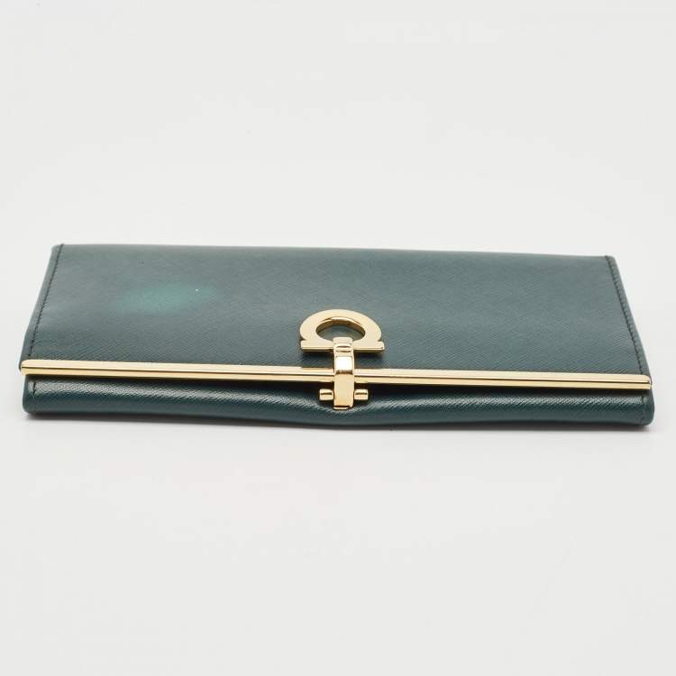 Pre Owned Salvatore Ferragamo Green Leather Gancio Clasp Continental Wallet