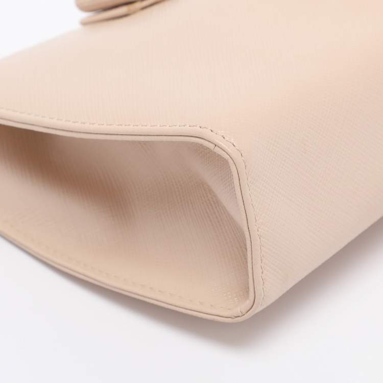 Pre Owned Salvatore Ferragamo Beige Leather Vera Piuma Chain Clutch