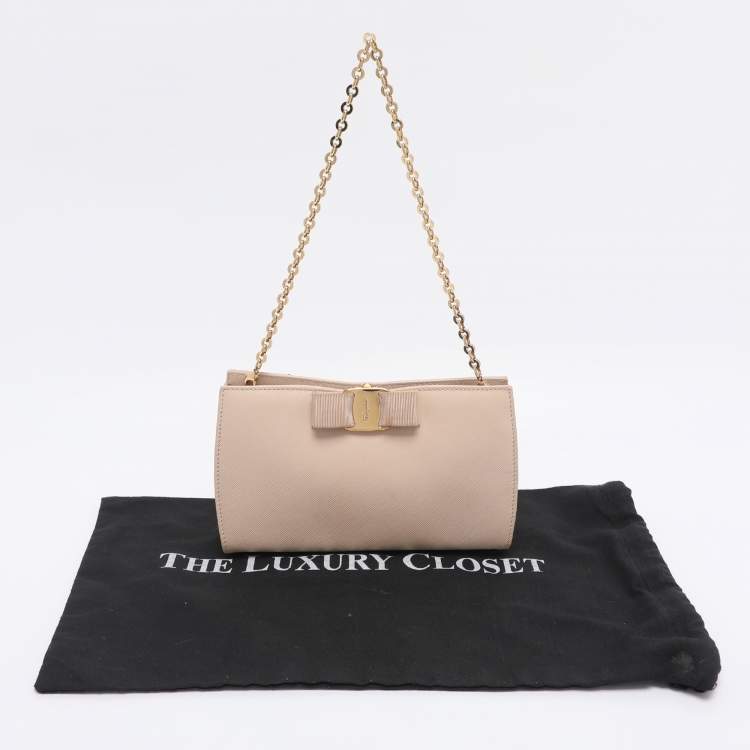 Pre Owned Salvatore Ferragamo Beige Leather Vera Piuma Chain Clutch