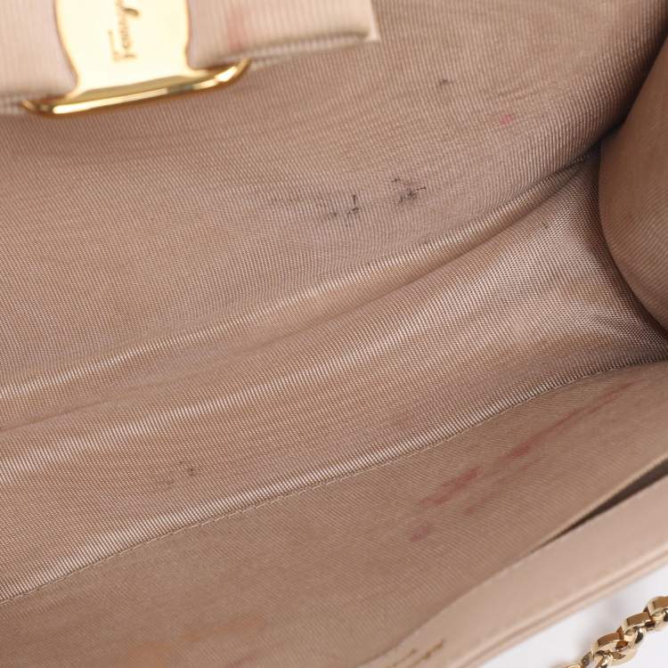 Pre Owned Salvatore Ferragamo Beige Leather Vera Piuma Chain Clutch
