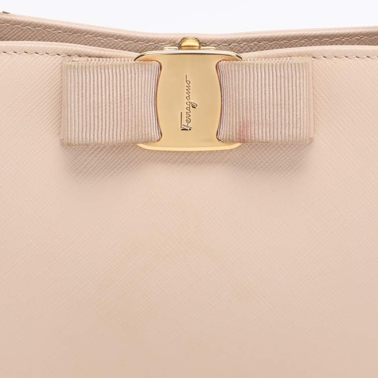 Pre Owned Salvatore Ferragamo Beige Leather Vera Piuma Chain Clutch