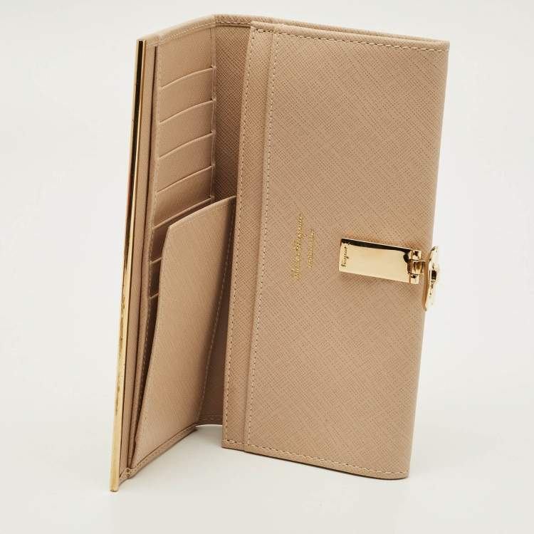 مملوكة مسبقًا Salvatore Ferragamo Gancini Icona Beige Leather Continental Wallet
