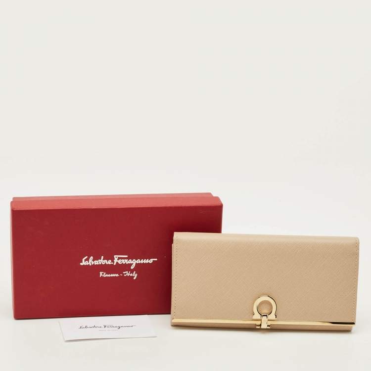 مملوكة مسبقًا Salvatore Ferragamo Gancini Icona Beige Leather Continental Wallet