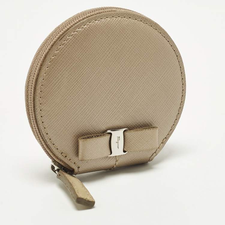 Pre Owned Salvatore Ferragamo Vara Bow Beige Leather Round Coin Purse