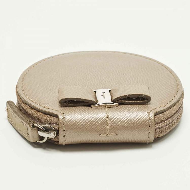 Pre Owned Salvatore Ferragamo Vara Bow Beige Leather Round Coin Purse