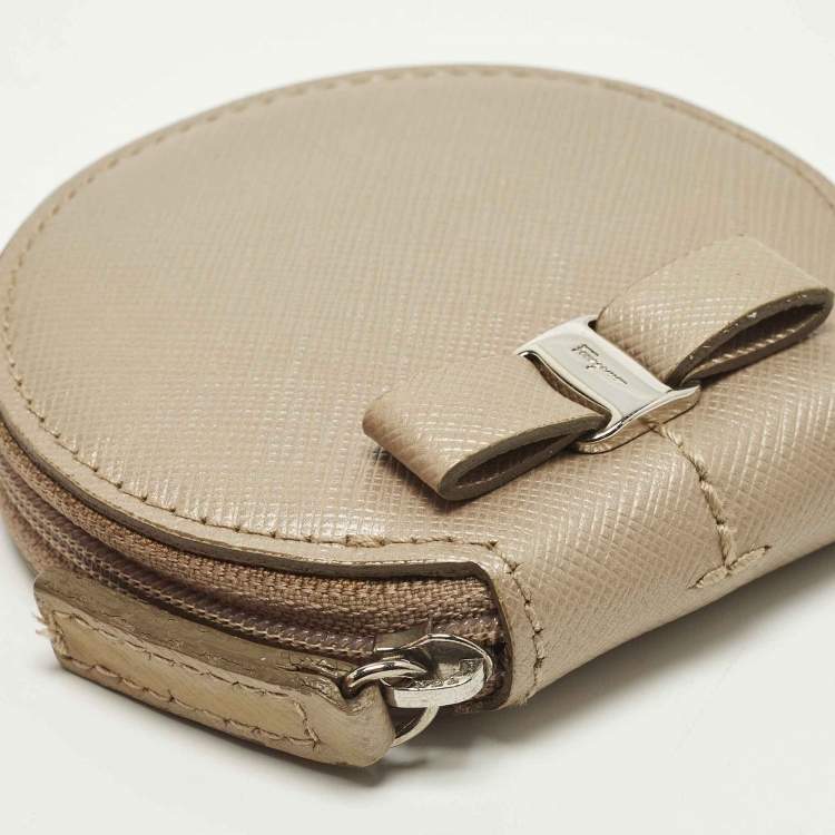 Pre Owned Salvatore Ferragamo Vara Bow Beige Leather Round Coin Purse