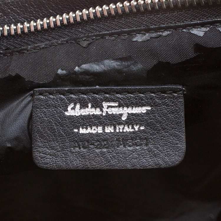 مملوكة مسبقًا Salvatore Ferragamo Black Gancio Embossed Patent Leather Hobo