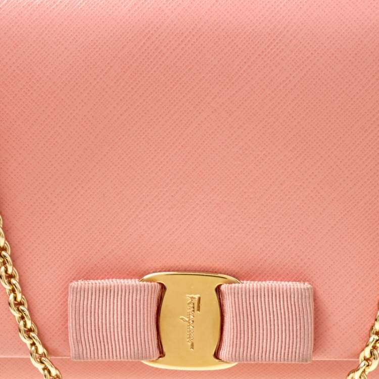 Pre Owned Salvatore Ferragamo Peach Leather Vara Bow Chain Clutch