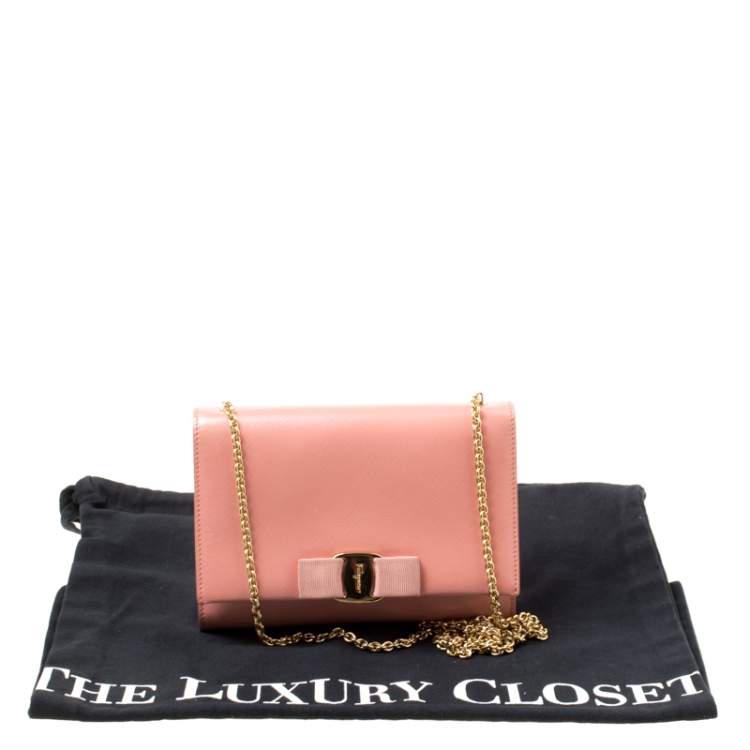 Pre Owned Salvatore Ferragamo Peach Leather Vara Bow Chain Clutch