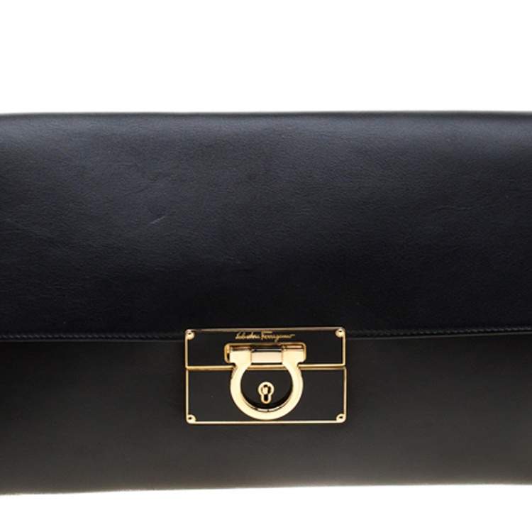 مملوكة مسبقًا Salvatore Ferragamo Black Leather Afef Gancio Clutch