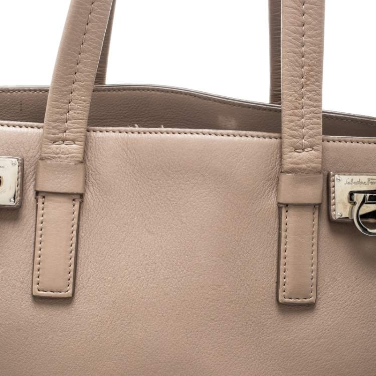 مملوكة مسبقًا Salvatore Ferragamo Beige Leather Verve Tote