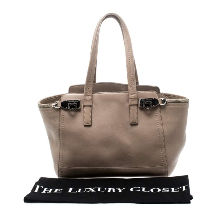 مملوكة مسبقًا Salvatore Ferragamo Beige Leather Verve Tote