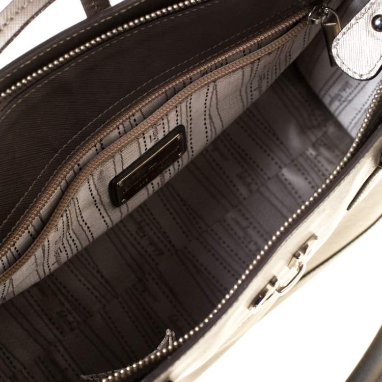مملوكة مسبقًا Salvatore Ferragamo Olive Green Metallic Leather Small Briana Tote
