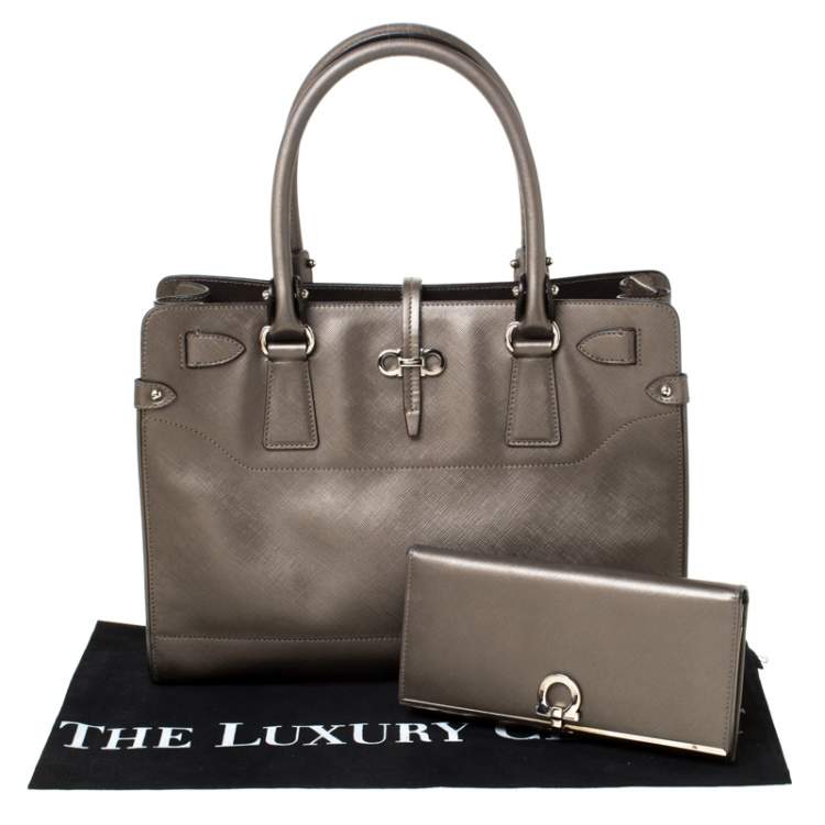 مملوكة مسبقًا Salvatore Ferragamo Olive Green Metallic Leather Small Briana Tote