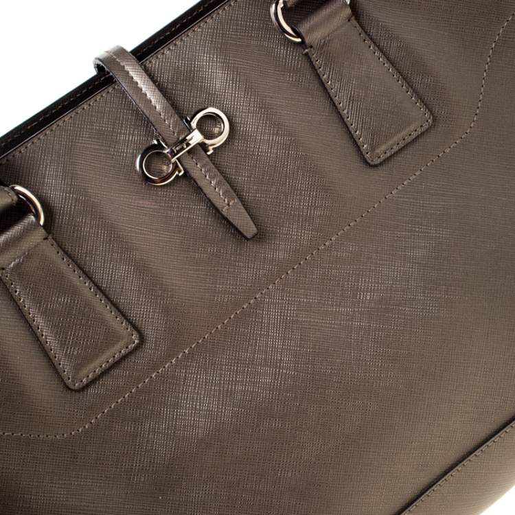 مملوكة مسبقًا Salvatore Ferragamo Olive Green Metallic Leather Small Briana Tote