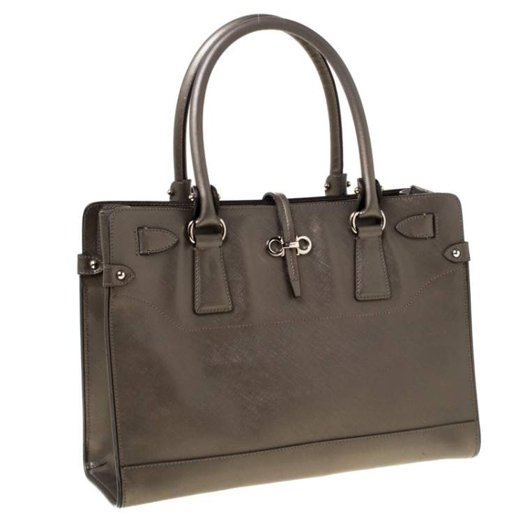 مملوكة مسبقًا Salvatore Ferragamo Olive Green Metallic Leather Small Briana Tote