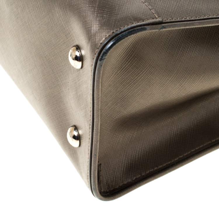 مملوكة مسبقًا Salvatore Ferragamo Olive Green Metallic Leather Small Briana Tote