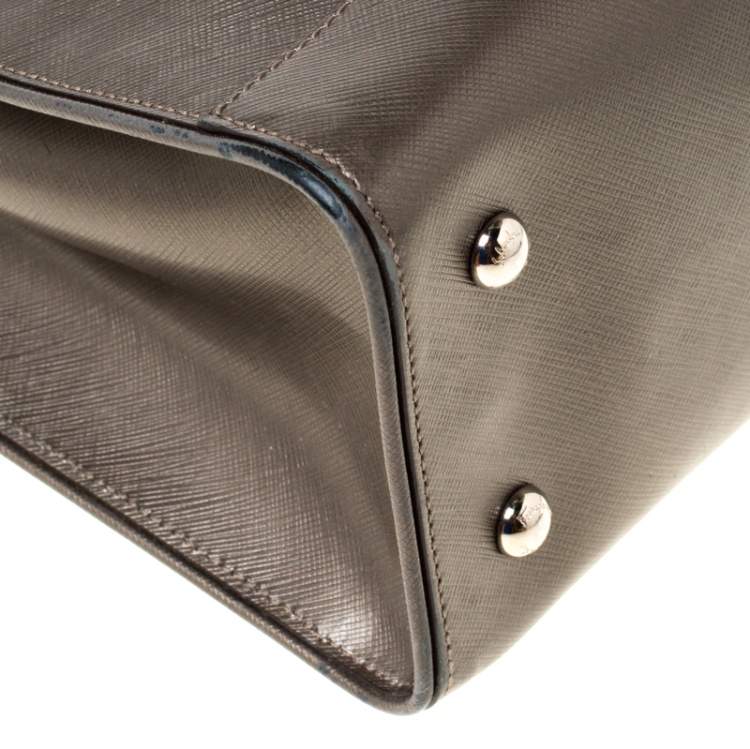 مملوكة مسبقًا Salvatore Ferragamo Olive Green Metallic Leather Small Briana Tote