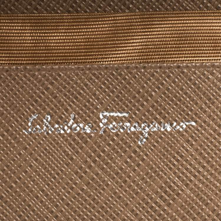 مملوكة مسبقًا Salvatore Ferragamo Beige Leather Gancini Clip Compact Wallet