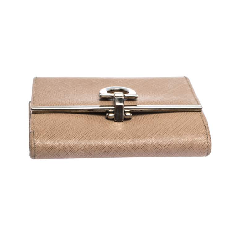 مملوكة مسبقًا Salvatore Ferragamo Beige Leather Gancini Clip Compact Wallet