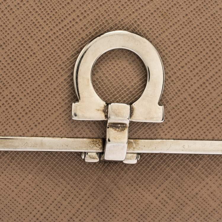 مملوكة مسبقًا Salvatore Ferragamo Beige Leather Gancini Clip Compact Wallet