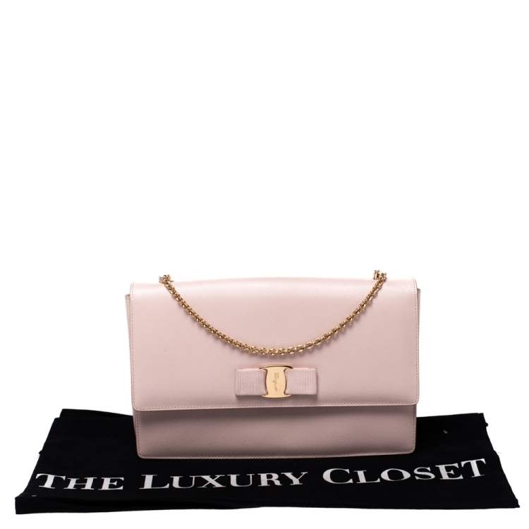 مملوكة مسبقًا Salvatore Ferragamo Light Beige Leather Vara Bow Chain Shoulder Bag