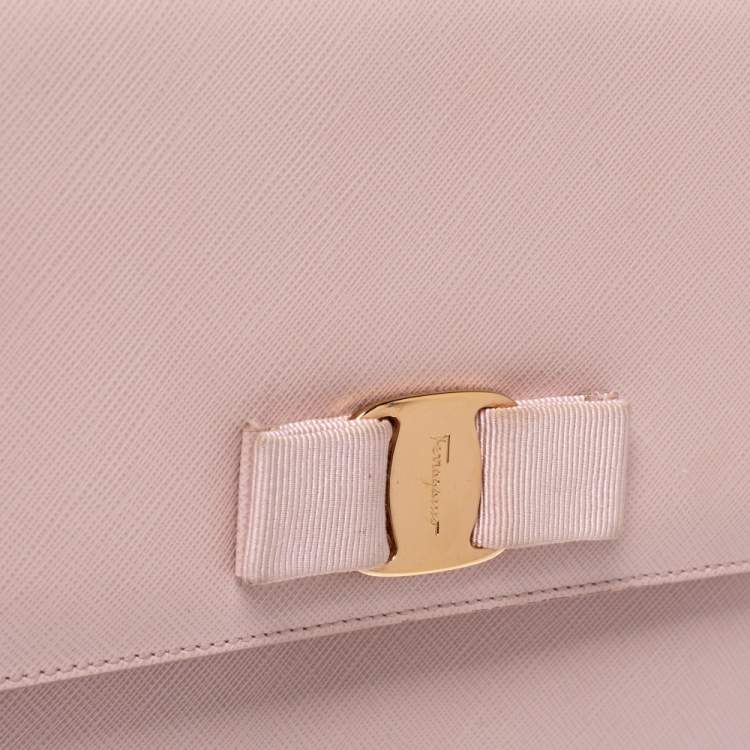 مملوكة مسبقًا Salvatore Ferragamo Light Beige Leather Vara Bow Chain Shoulder Bag