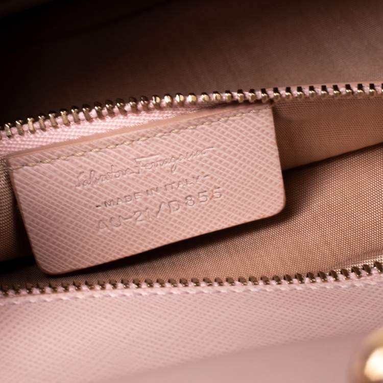 مملوكة مسبقًا Salvatore Ferragamo Light Beige Leather Vara Bow Chain Shoulder Bag