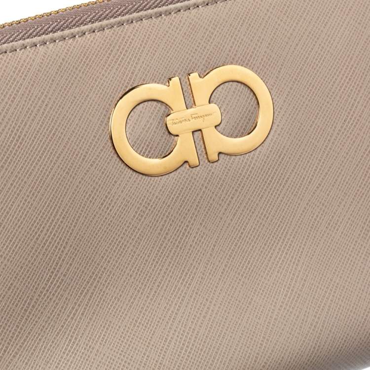 مملوكة مسبقًا Salvatore Ferragamo Grey Leather Double Gancio Zip Around Wallet