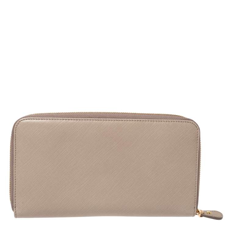 مملوكة مسبقًا Salvatore Ferragamo Grey Leather Double Gancio Zip Around Wallet