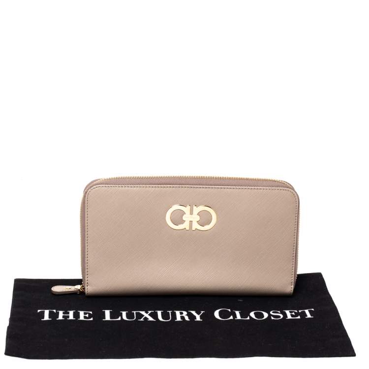 مملوكة مسبقًا Salvatore Ferragamo Grey Leather Double Gancio Zip Around Wallet