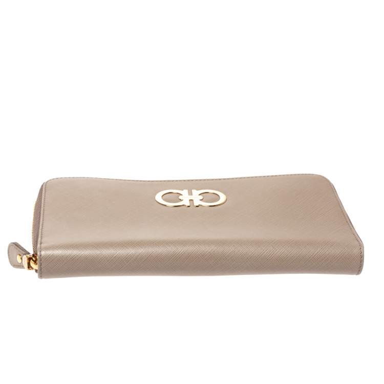 مملوكة مسبقًا Salvatore Ferragamo Grey Leather Double Gancio Zip Around Wallet
