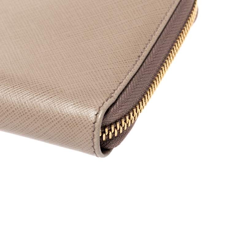 مملوكة مسبقًا Salvatore Ferragamo Grey Leather Double Gancio Zip Around Wallet