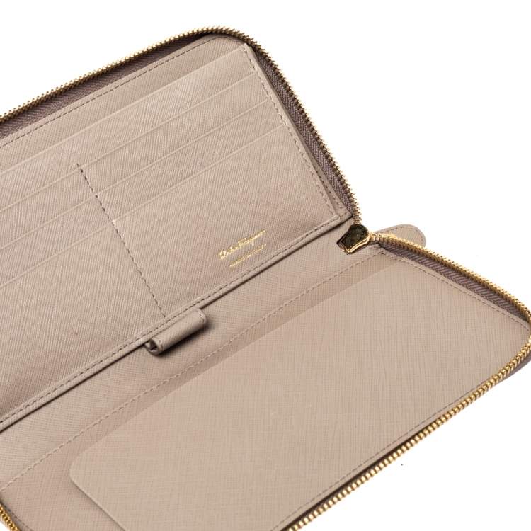 مملوكة مسبقًا Salvatore Ferragamo Grey Leather Double Gancio Zip Around Wallet