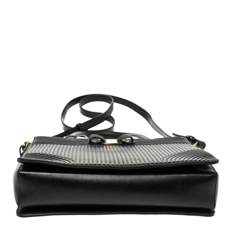 Pre Owned Salvatore Ferragamo Black Leather Vara Tote