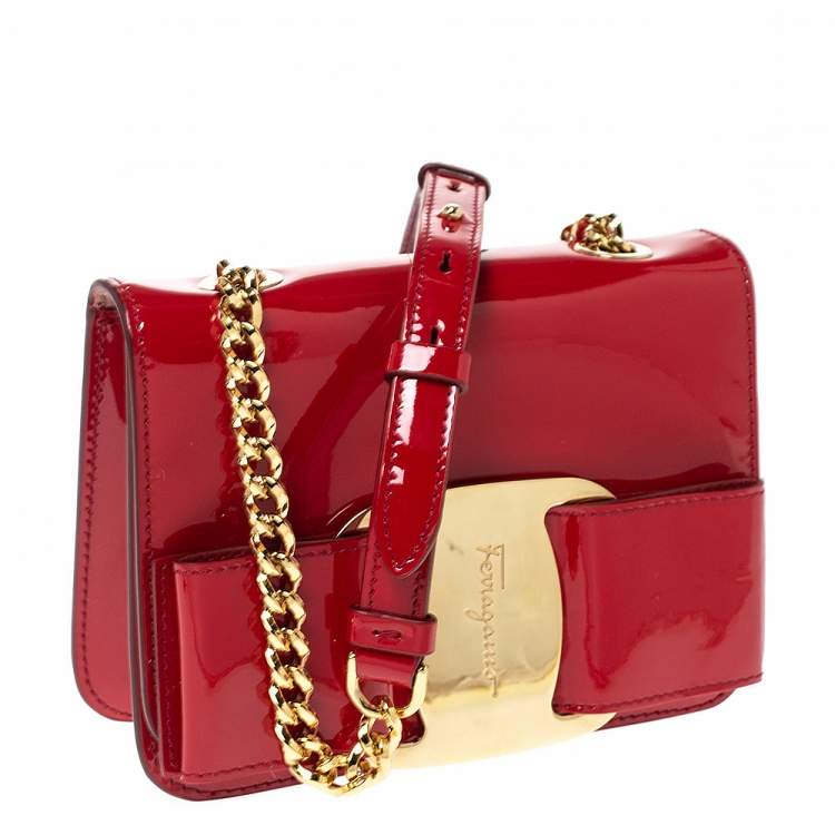 مملوكة مسبقًا Salvatore Ferragamo Red Patent Leather Bow Crossbody Bag