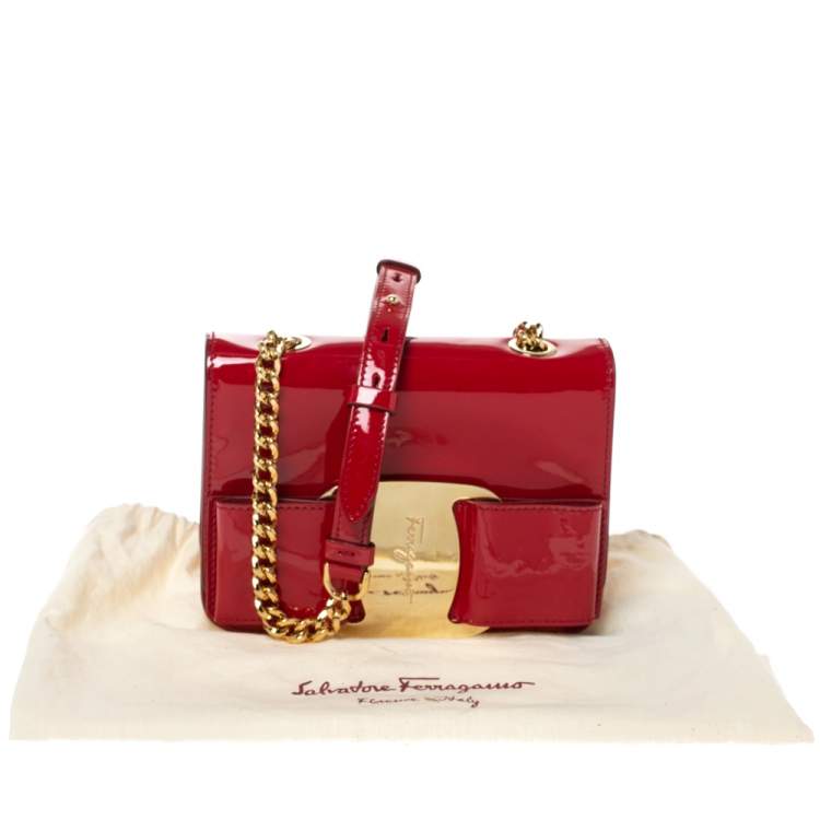 مملوكة مسبقًا Salvatore Ferragamo Red Patent Leather Bow Crossbody Bag