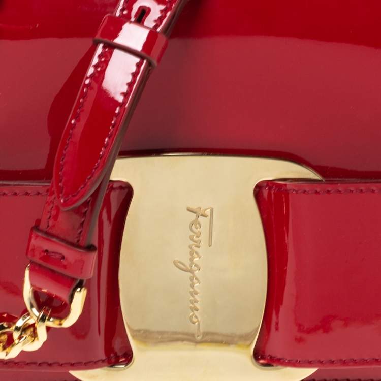 مملوكة مسبقًا Salvatore Ferragamo Red Patent Leather Bow Crossbody Bag